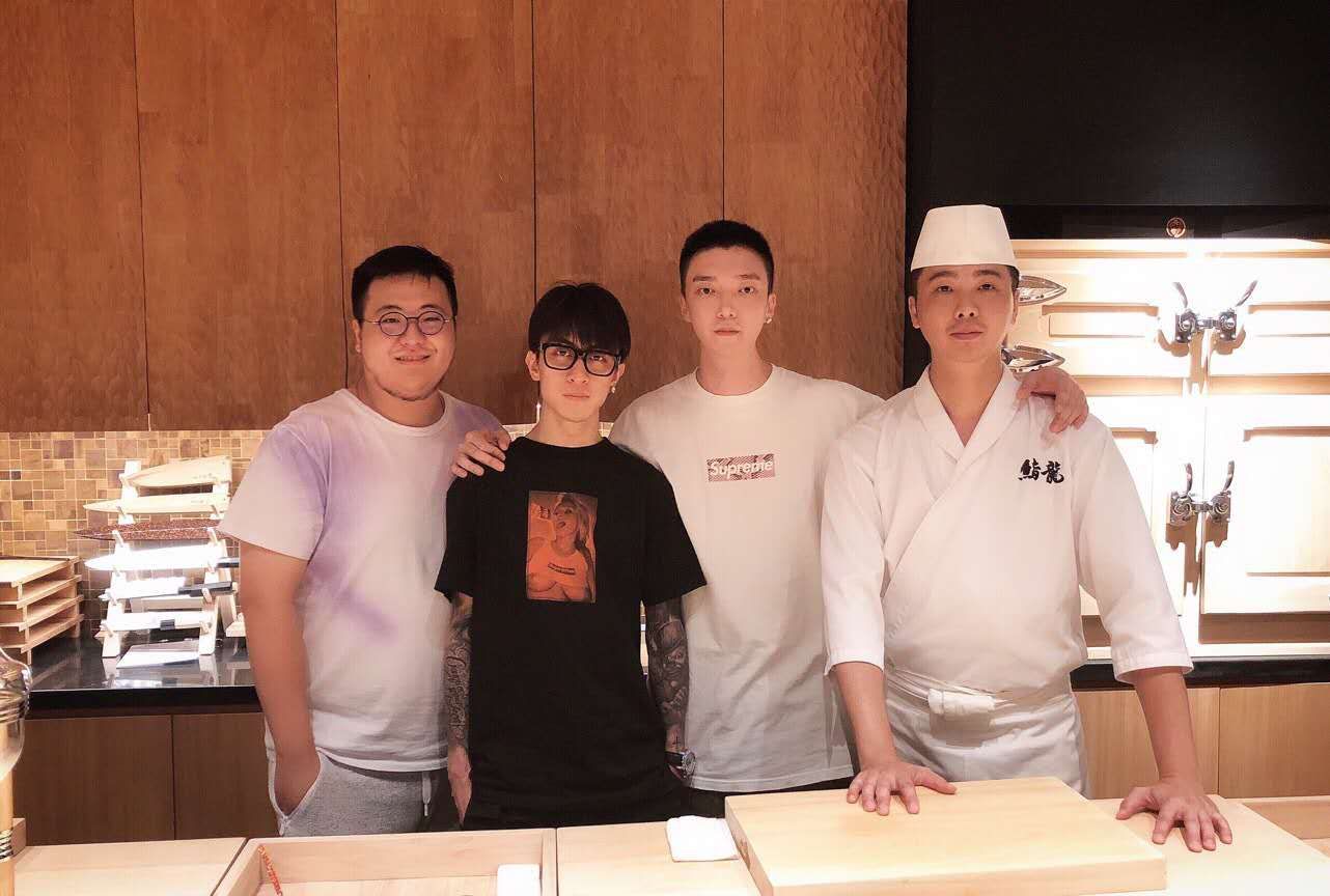 超级富二代秦奋现身北京会面好友andy支持纹身文化