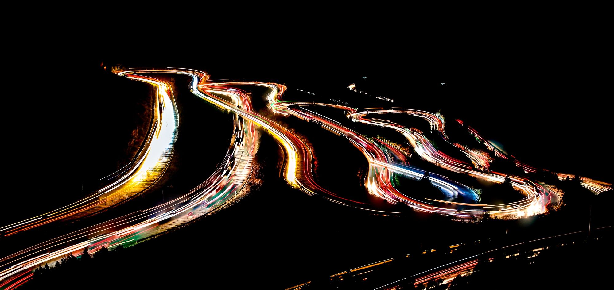 车轨光绘作品:美丽的牛角岭车轨宛如彩龙腾飞