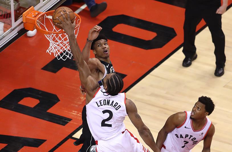 暖心一幕!获得东部冠军后,伦纳德深情拥抱字母哥,未来才是你的