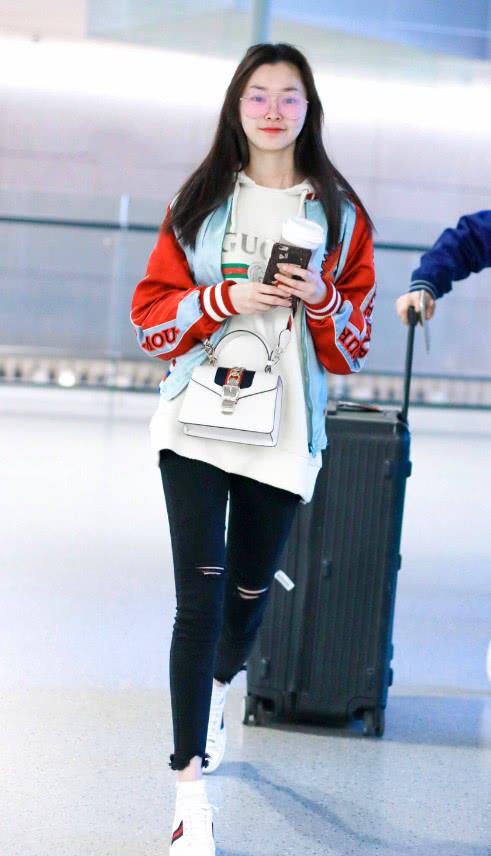 宋轶简直了,用白袜子穿出高跟鞋的效果,腿被拉长10厘米不止!