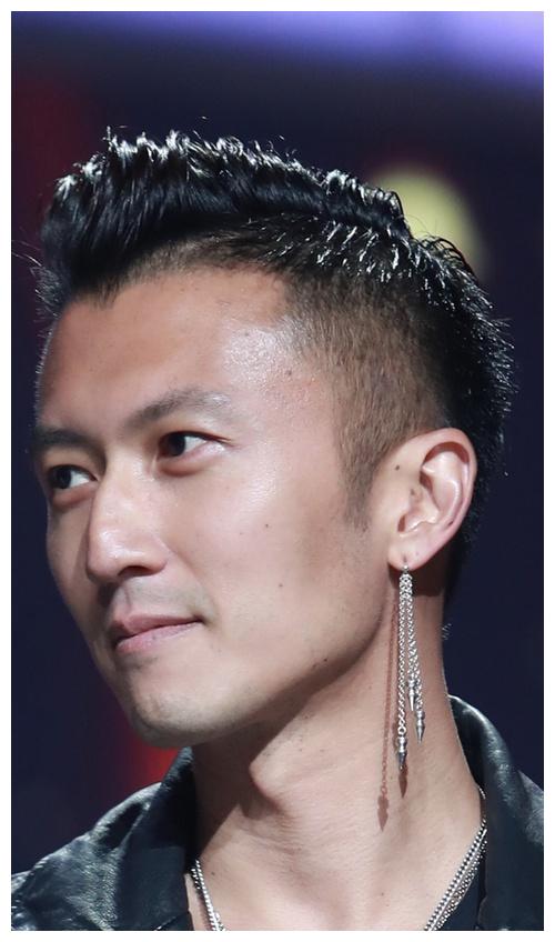 看谢霆锋在跨年上的素颜脸,其他浓妆艳抹的男艺人瞬间成玩笑存在