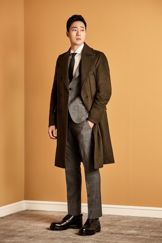 41岁苏志燮拍时尚大片,留胡须出镜硬朗男人味