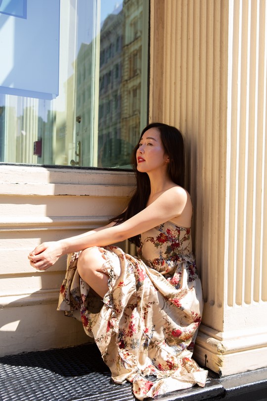 韩国女艺人严智苑近日受邀为美国纽约某杂志拍摄写真,成为了首位登上