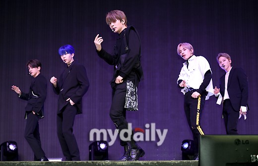 韩国男团1team举行新专辑发布会