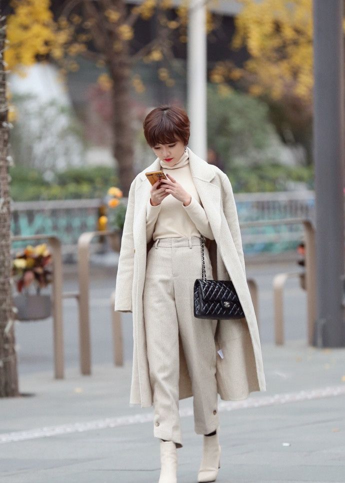 街拍:毛毛马甲总是穿不好,浅色系的搭配更显年轻哟!