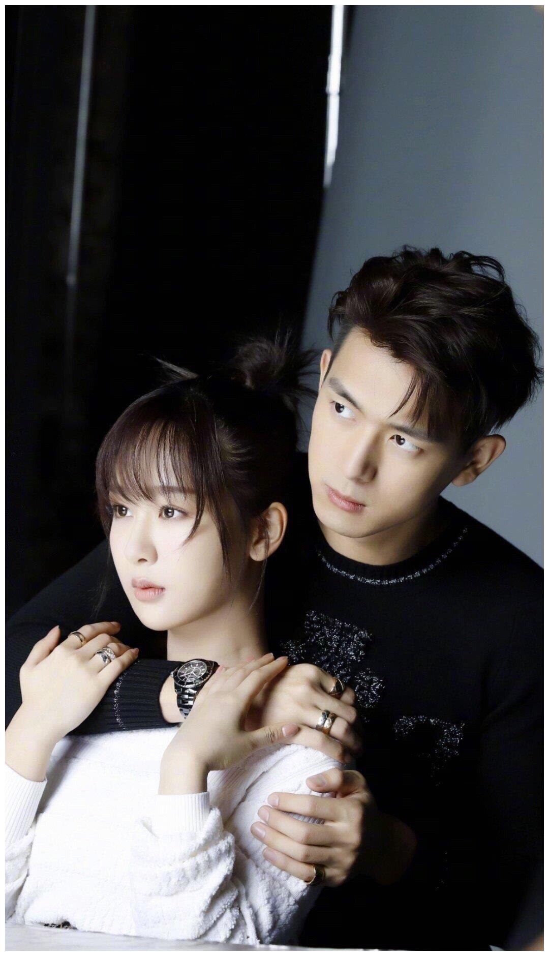 李现杨紫合拍杂志,看到李现手的位置后,网友:现男友变直男癌