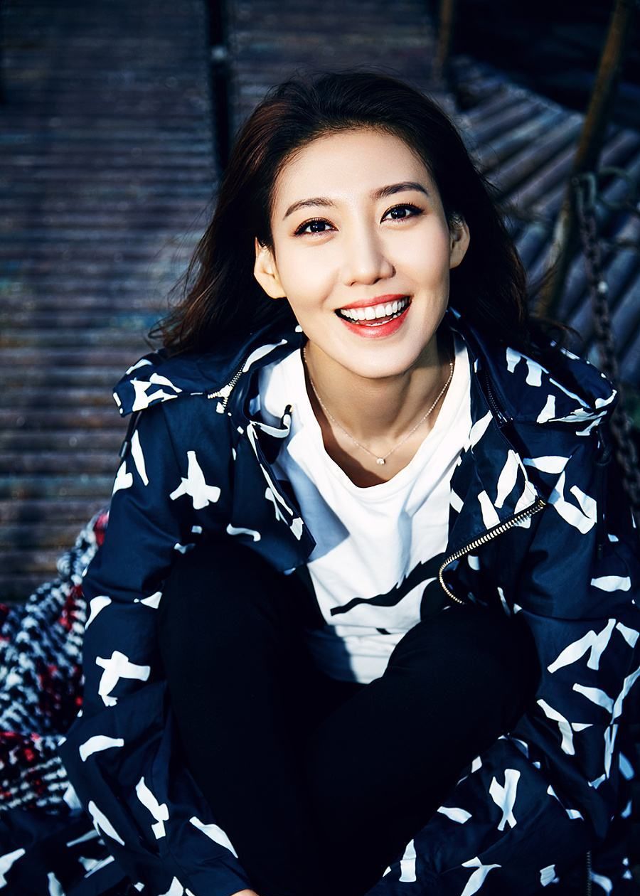 明星高露,娱乐圈影视演员,笑容甜美,被誉为"翻版高圆圆"