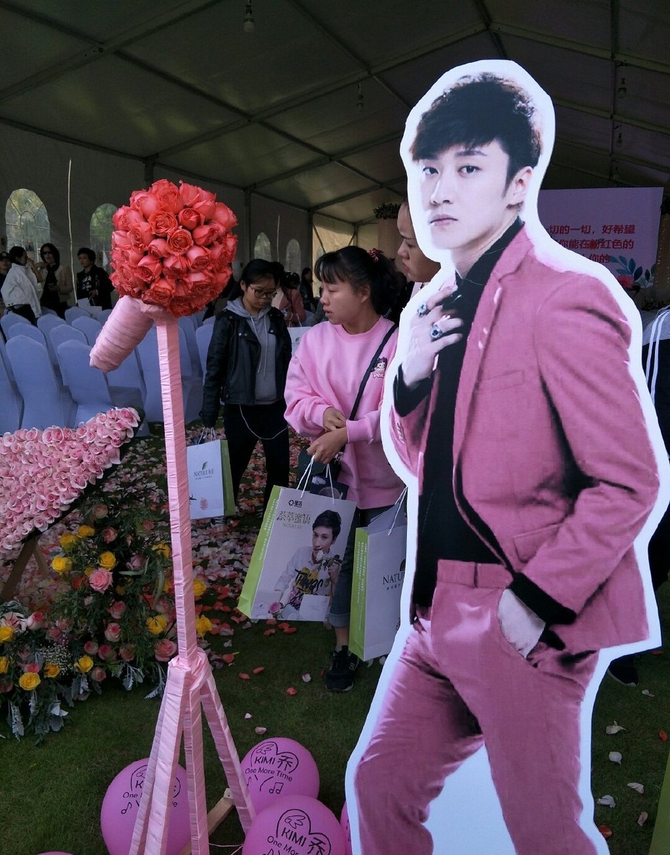 新浪看点# 乔任梁32岁生日追思会,粉丝的. 来自雨杉实木家具 - 微博