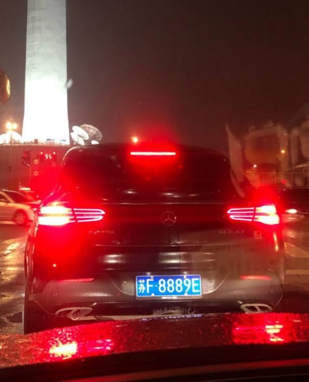 实拍奔驰glc43amg车牌888