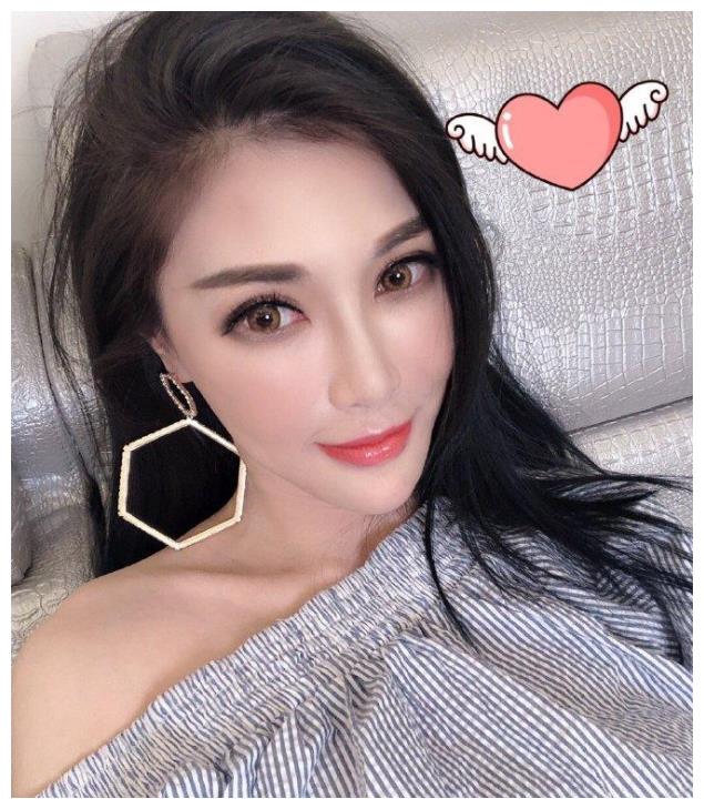 台湾辣妈吴玟萱微博晒美照, 47岁的她丝毫不输当代年轻女明星