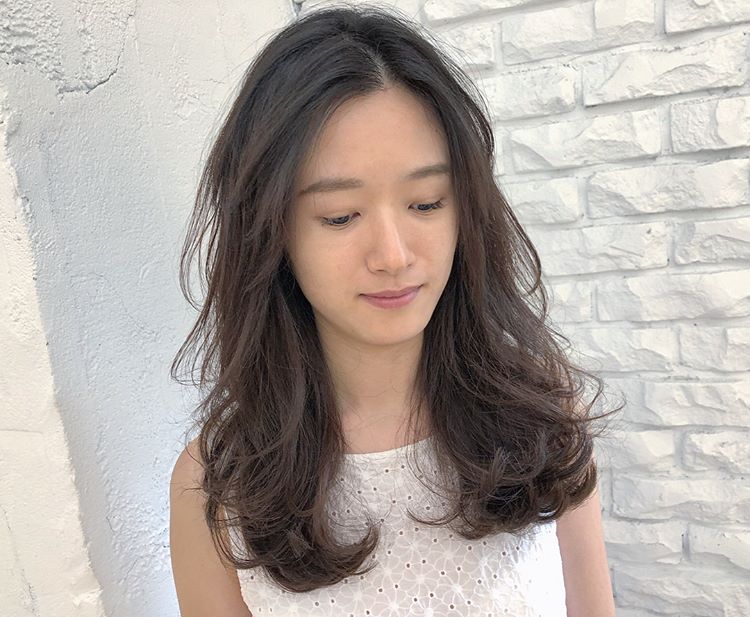 中长发烫发兼具着可爱与潮流,是当下比较流行的一款发型,深受女生的