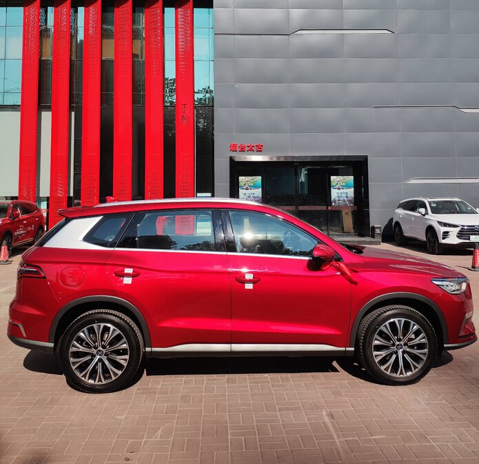 比亚迪宋pro dm实拍,红色车身很抢眼,销售:这颜色要加2000元