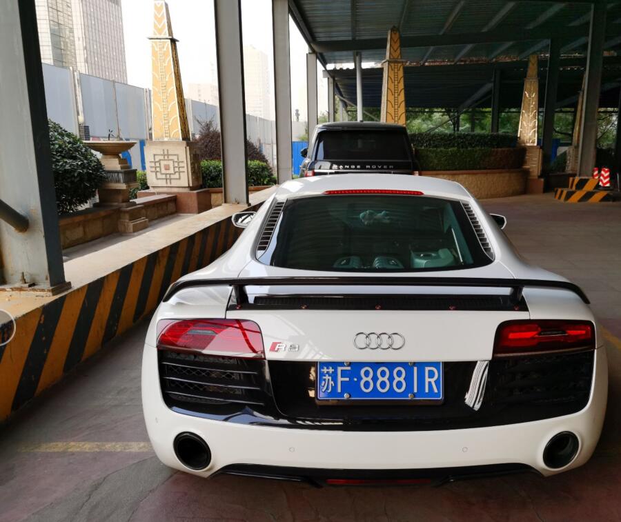 南通南大街实拍奥迪r8跑车,车牌"888"很亮眼!
