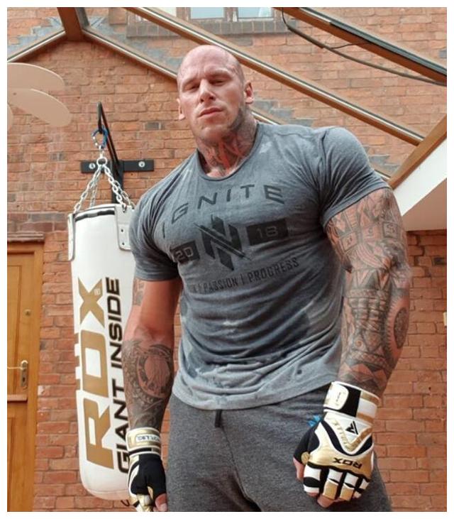 为何肌肉男都找矮小漂亮的女性看这2位肌肉猛男现最萌身高差