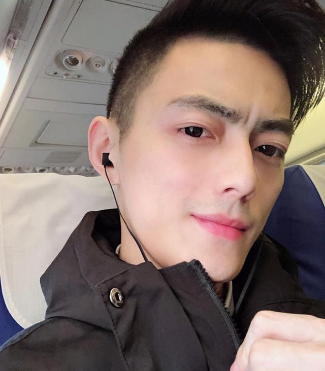 齐腰长发照曝光,这"死亡芭比粉"口红绝了