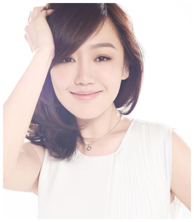 曾和胡歌同居2年,被胡妈赶走后皈依佛门,今41岁少女感十足