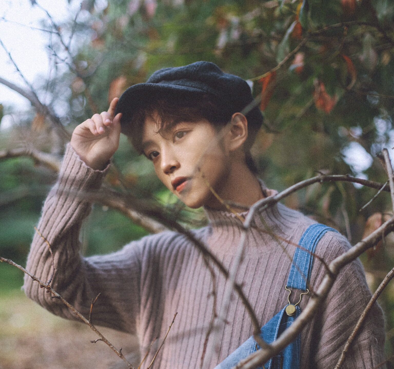 杨何受邀出席先锋潮流艺术节街头风穿搭化身时尚icon