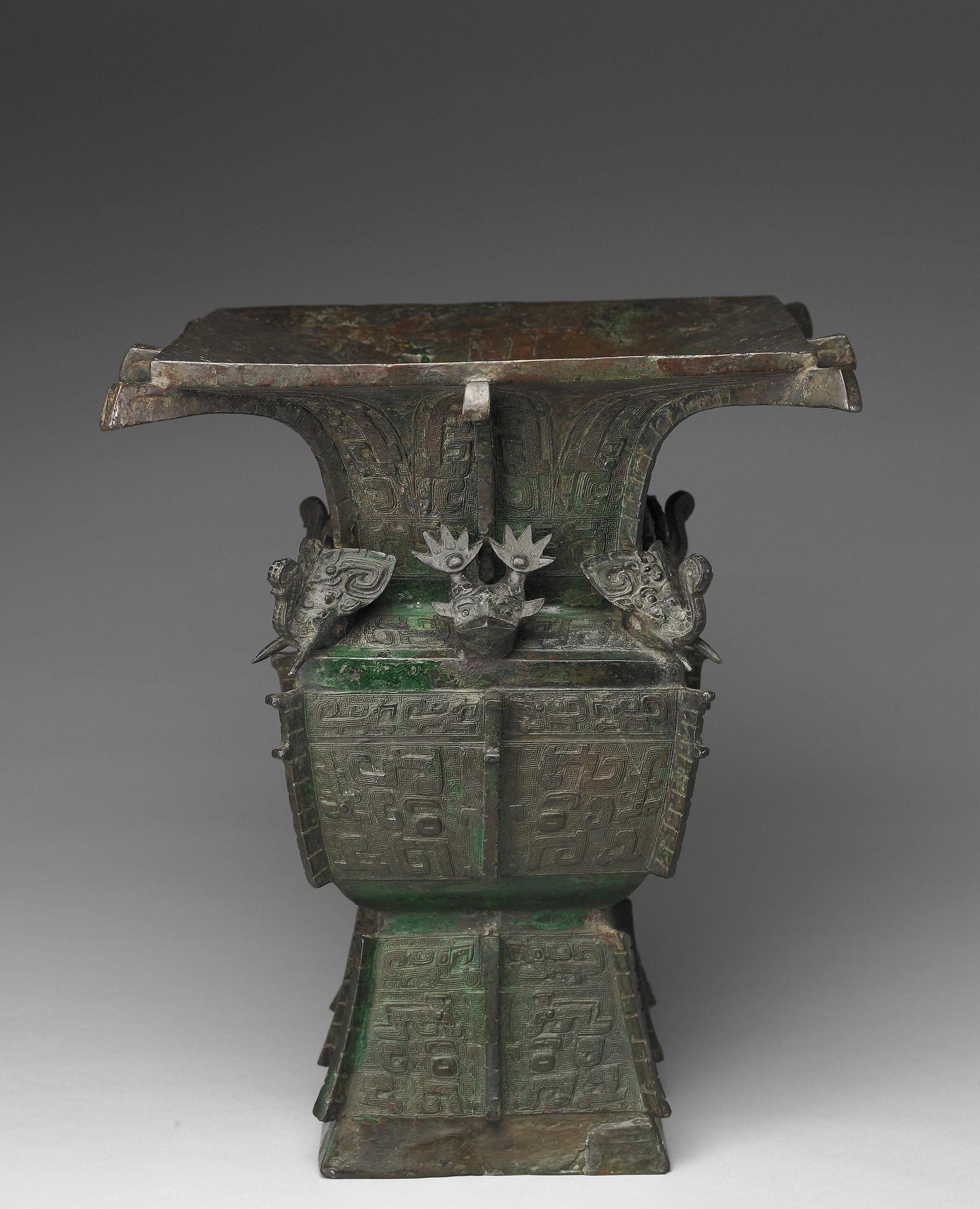 台北故宫青铜篇亚丑方尊钩连乳丁纹羊首罍堪称至宝