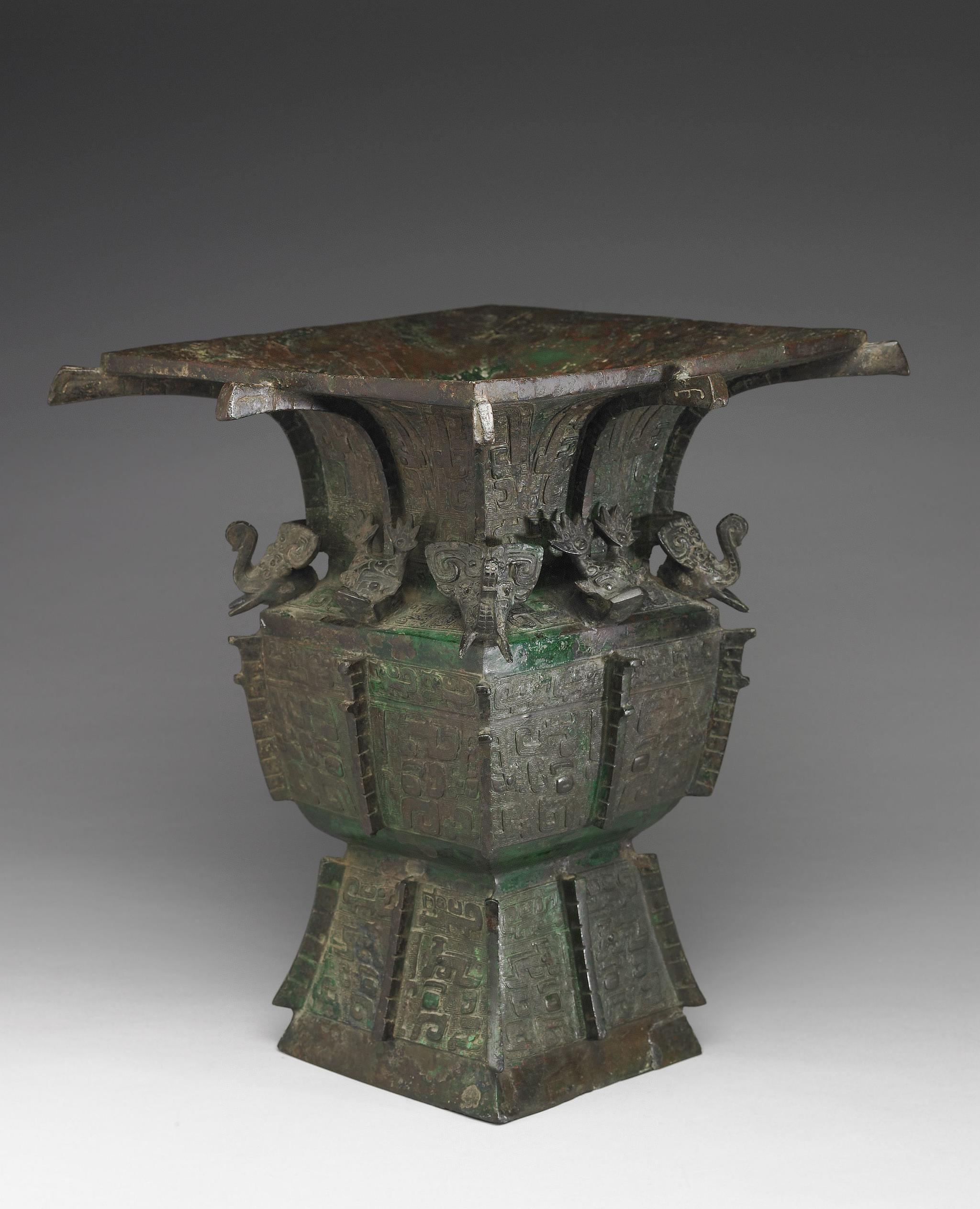 台北故宫青铜篇亚丑方尊钩连乳丁纹羊首罍堪称至宝