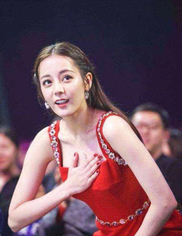 迪丽热巴穿深v礼服害羞捂胸,网友:迪丽热巴太保守