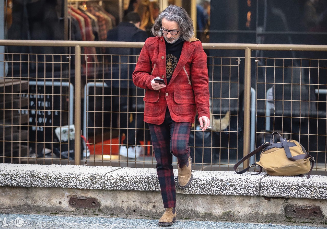 近日,意大利潮流大叔街拍,时尚穿搭,颜值爆表,绅士感十足.