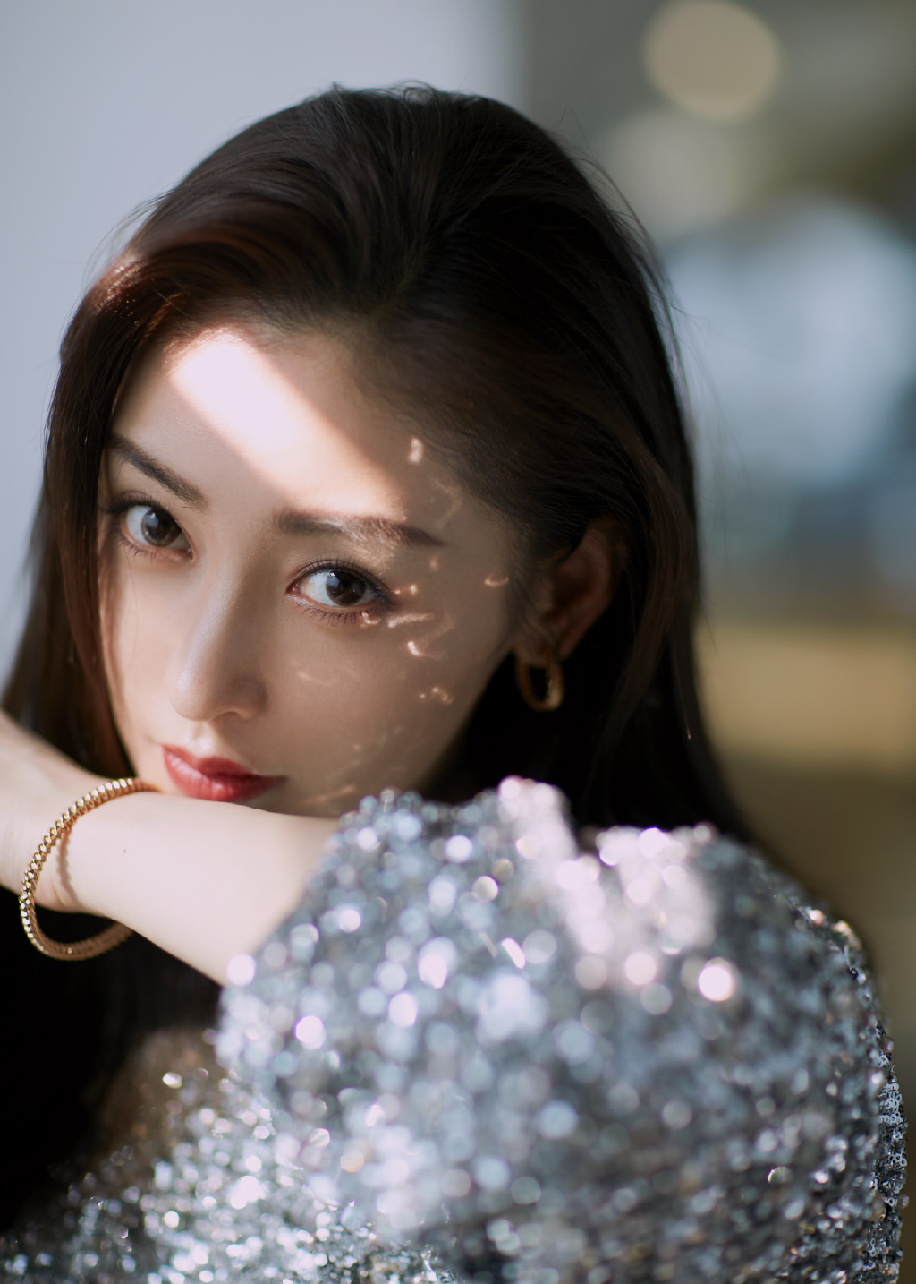 张天爱一袭白色西装简约而不失优雅干练十足