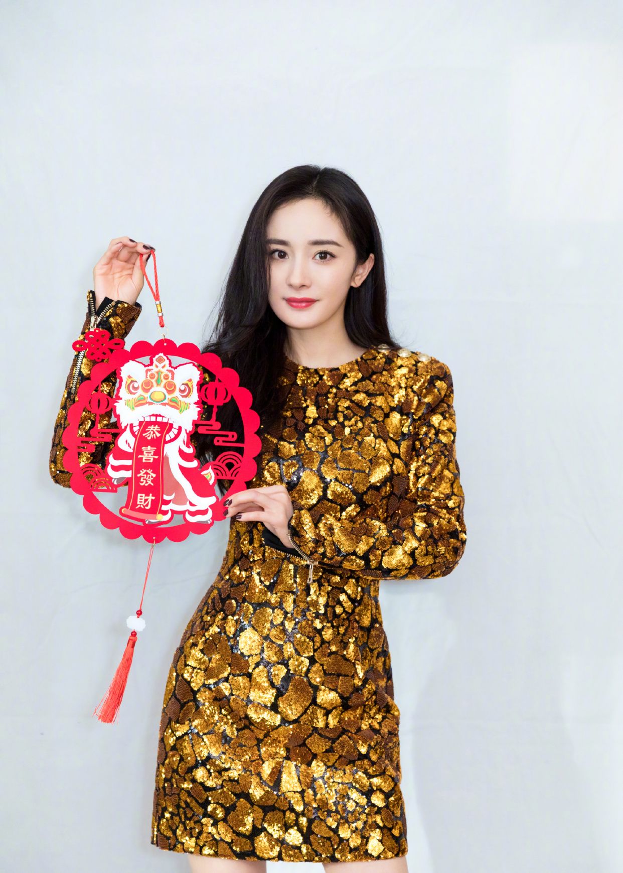 杨幂穿早春新款拍摄拜年大片,祝大家新年快乐,平平安安