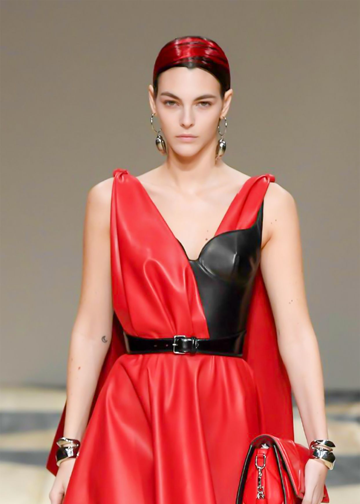 2020巴黎时装周,超模vittoria ceretti现身走秀风尚现场_高清图集