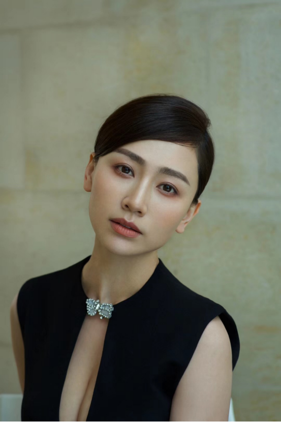 超女冯家妹选择了与张靓颖李宇春不同的道路