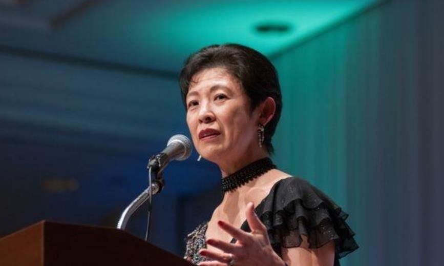 对比日本皇室久子妃和其他王妃的生活穿搭,打破常规是两者的差别