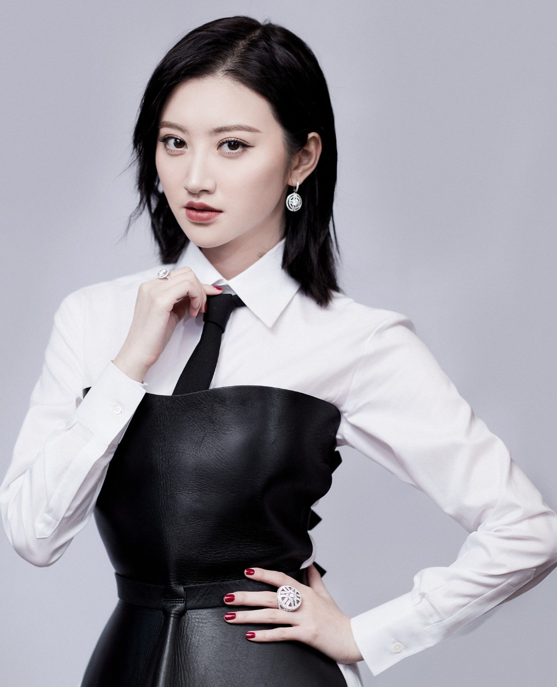 芭莎明星慈善夜:景甜优雅温婉,黑白配穿搭前卫时尚