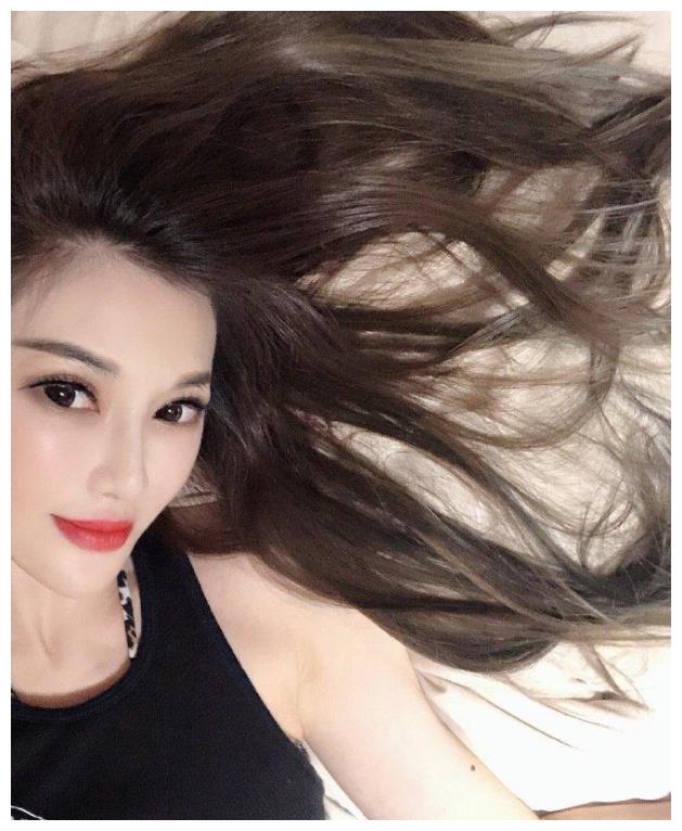 台湾辣妈吴玟萱微博晒美照, 47岁的她丝毫不输当代年轻女明星