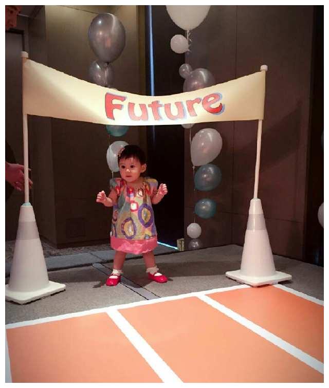 贾静雯的二女儿咘咘一定是吃可爱长大的 这几个动作太萌了有没有