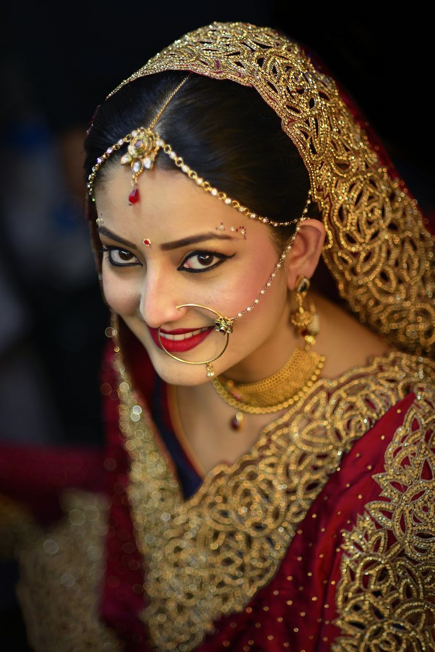 实拍印度新娘化妆全过程,化完妆后成绝色美人,妆面非常漂亮!