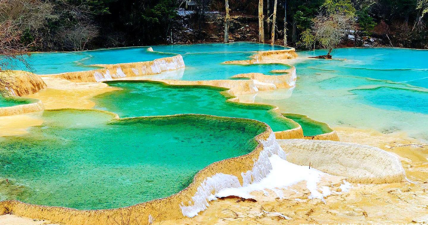 四川黄龙"五彩池"为什么这么多颜色?小学课本里应该没说对