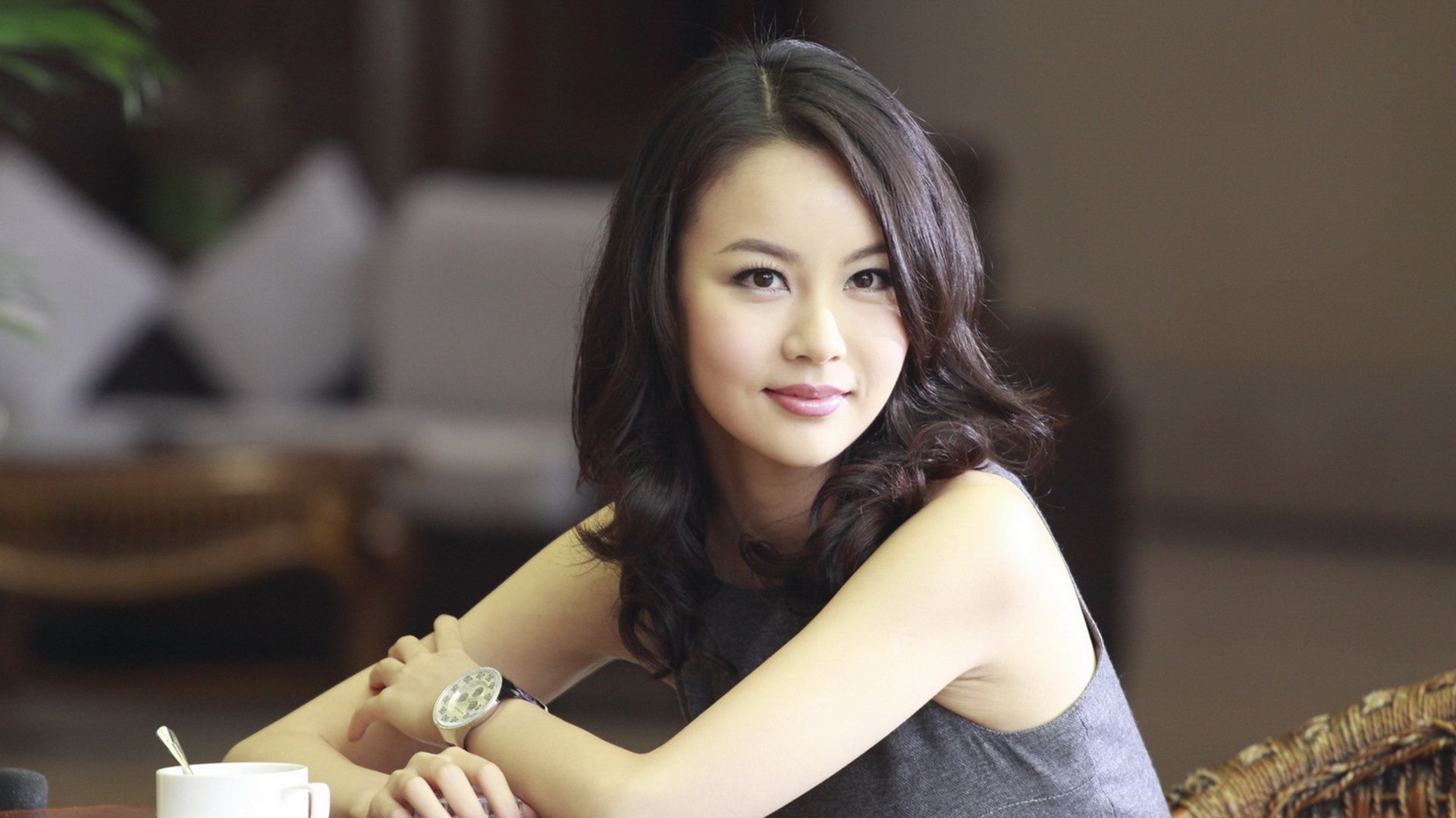 徐熙颜出生于南京,她毕业于北京电影学院,是内地女演员.