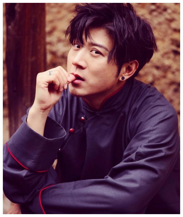 中央戏曲学院(相声大专班),有过相声的启蒙老师,后拜师冯春岭学习相声