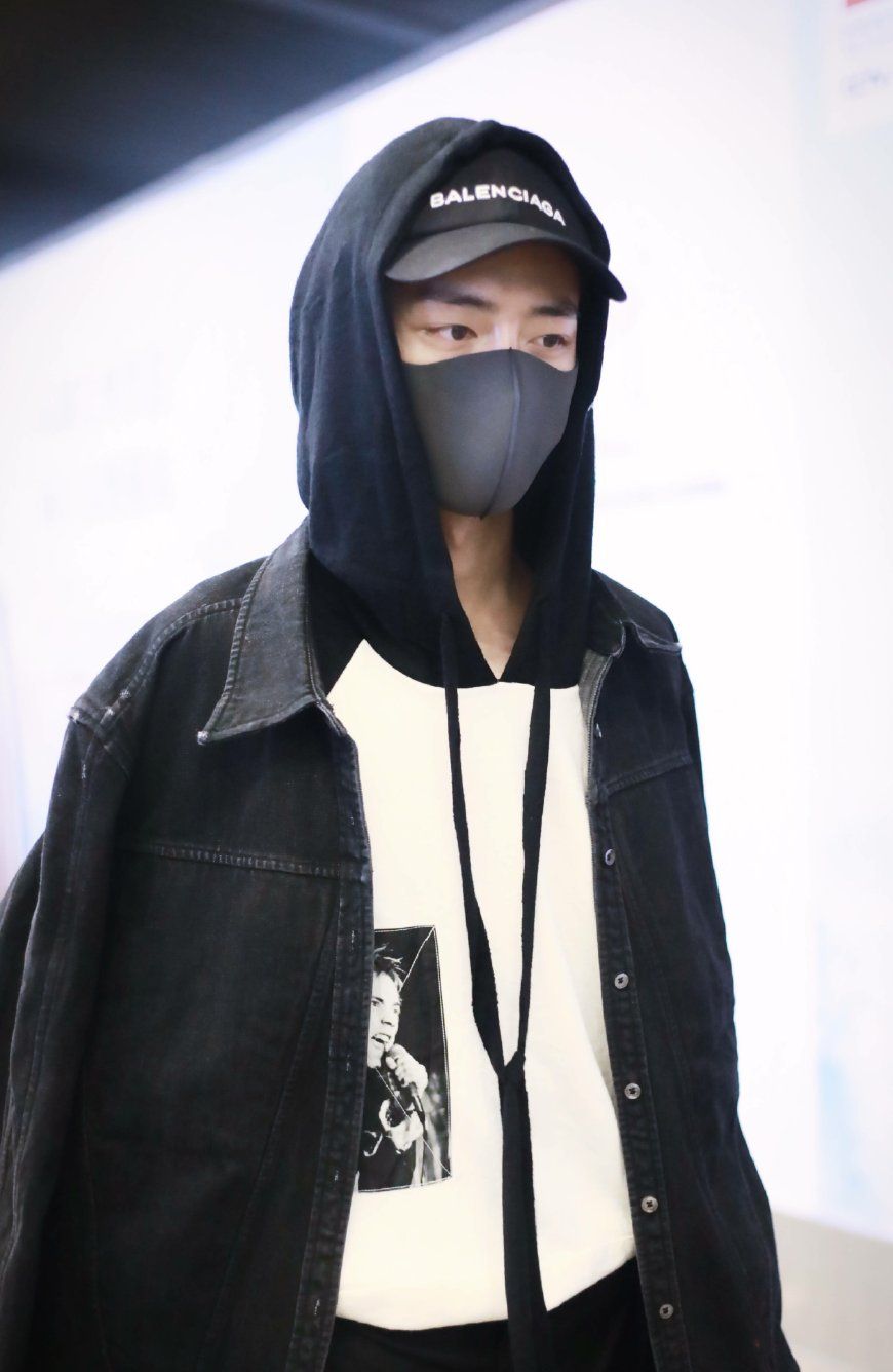 小哥哥肖战出山亮线机场,帽子口罩全副武装,许是为电影《诛仙》造型