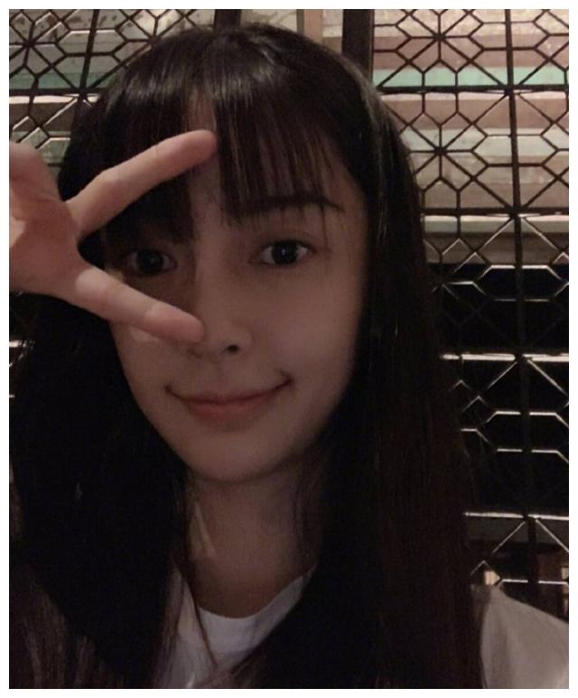 angelababy久违营业晒素颜自拍显清纯,与经纪人聚会未见黄晓明
