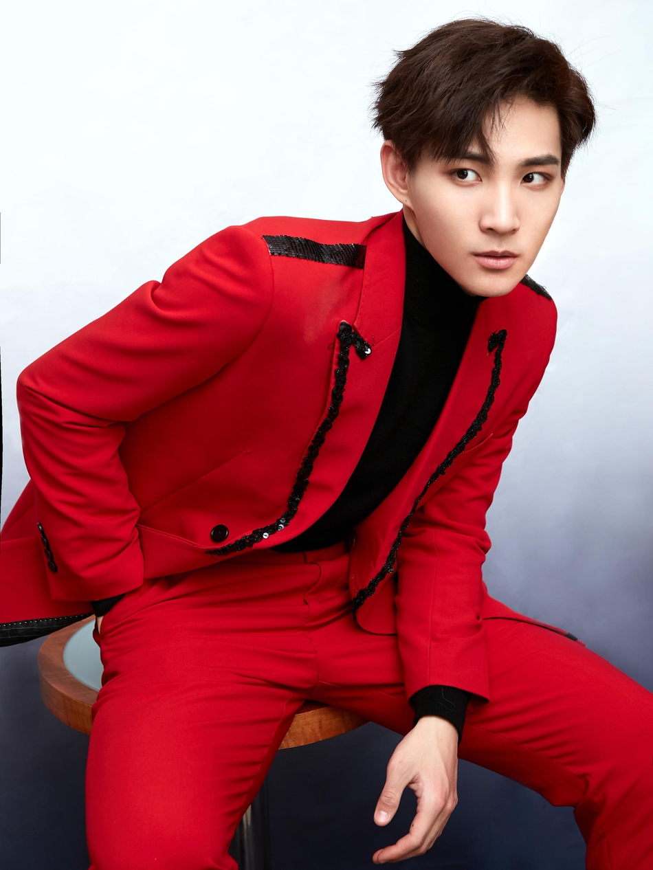 李鑫一一身红色西装领口黑色亮片增添精致闪亮写真