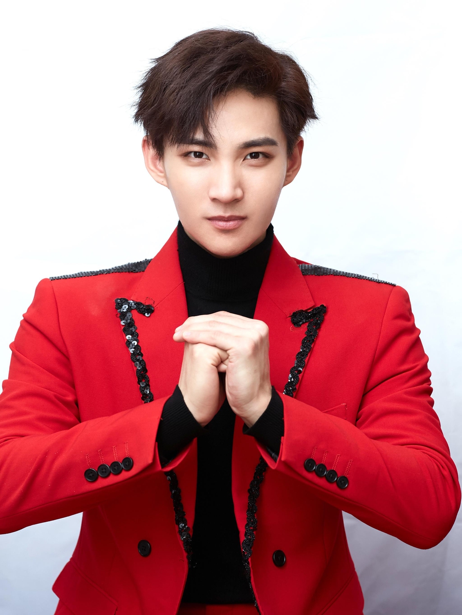 李鑫一一身红色西装领口黑色亮片增添精致闪亮写真