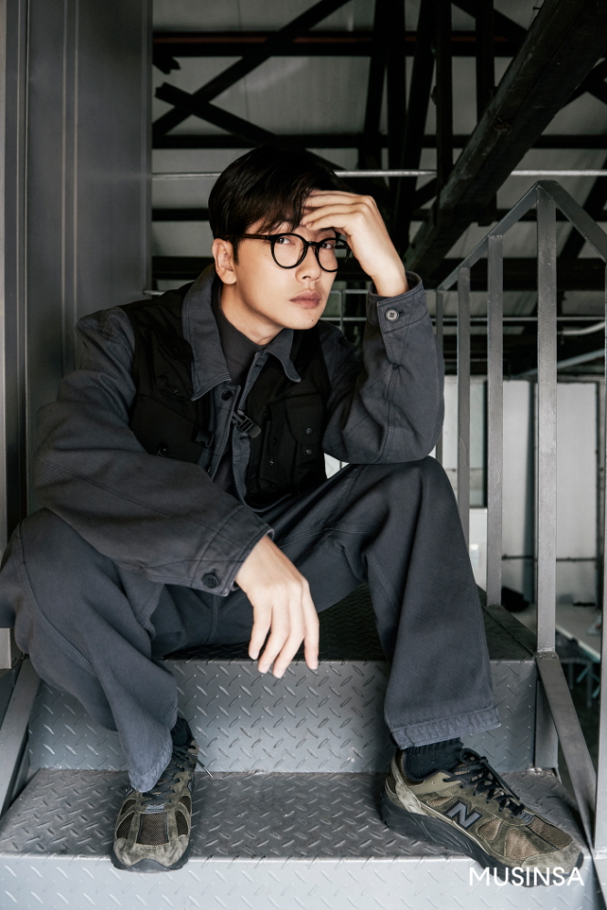 韩国艺人李东辉最新代言宣传照曝光