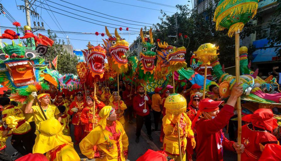 海南白马井正月十六拜年日迎神舞龙热闹如初一