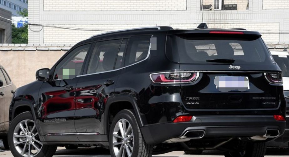 这款广汽菲克jeep大指挥官,外观设计的比较豪华,个性十足