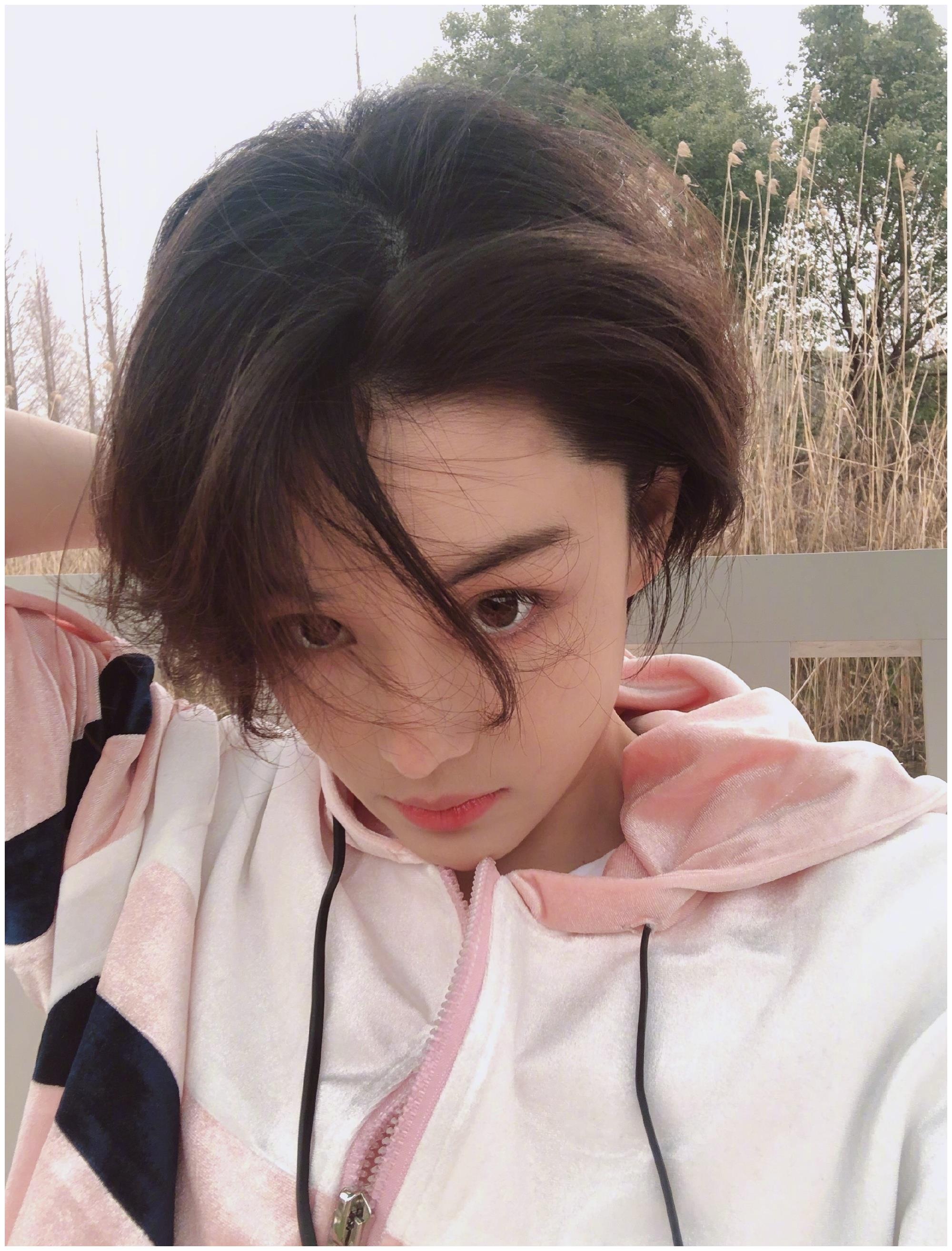 张馨予最新自拍照,小脸瘦出尖下巴,一点不像110斤