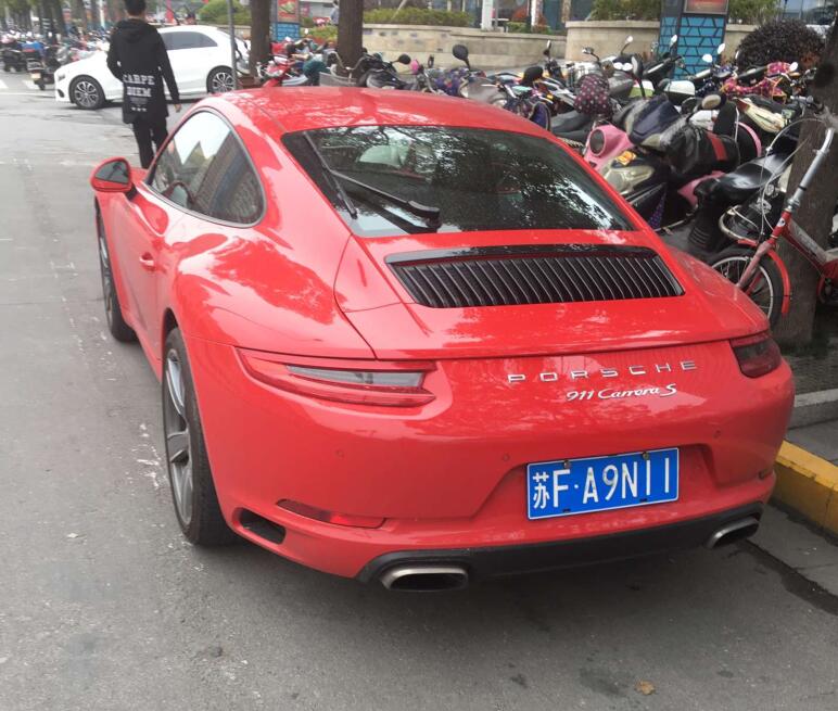 南通港闸区,实拍保时捷911跑车,车牌配车型!