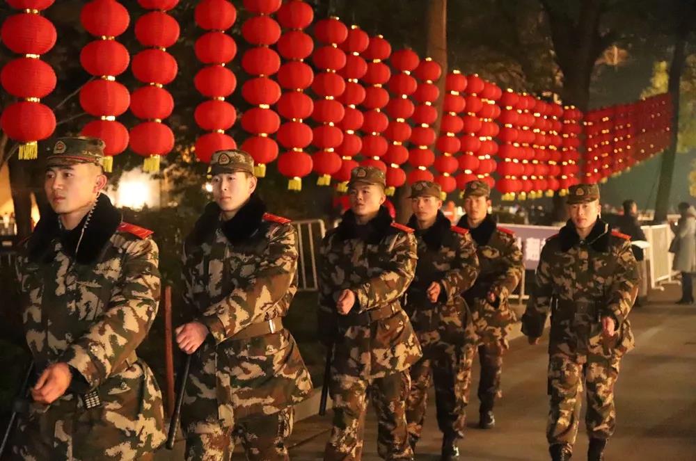 帅气武警兵哥哥春节坚守岗位真想在人群中多看他一眼