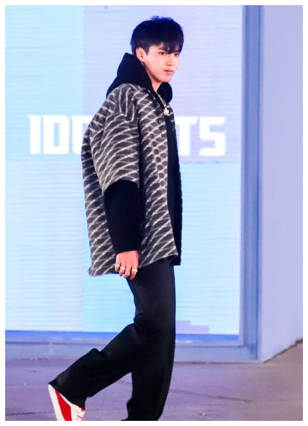 吴亦凡是在放飞自我?上半身裹"棉被",两条腿上套"饲料袋"!