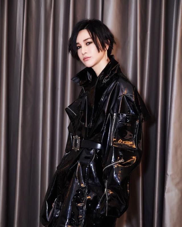 尚雯婕把黑皮衣穿出来廉价塑料感靴子有两块板砖那么厚