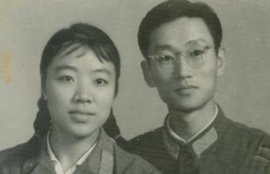 70岁的蒋大为与老婆近照曝光，原来蒋大为每天面对是这样